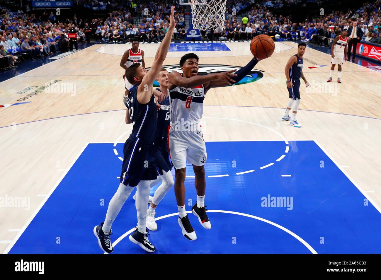 Washington Wizards' Rui Hachimura (R) au cours de la NBA basketball match entre Washington Wizards 100-108 Dallas Mavericks à l'American Airlines Center de Dallas, Texas, United States, 23 octobre 2019. Credit : AFLO/Alamy Live News Banque D'Images