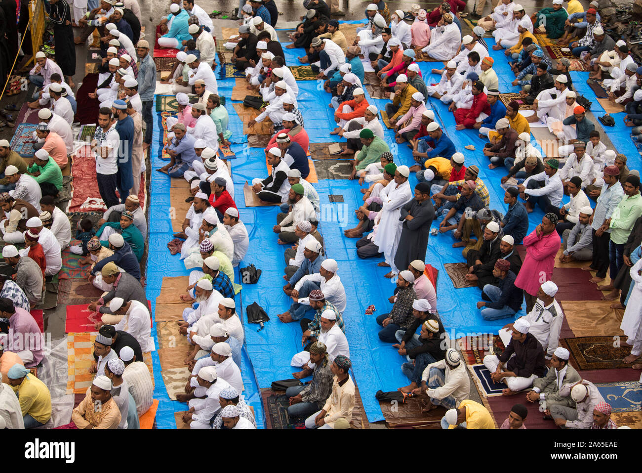 Les musulmans prier, Eid Al Fitr festival, Gare de Bandra, Mumbai, Maharashtra, Inde, Asie Banque D'Images