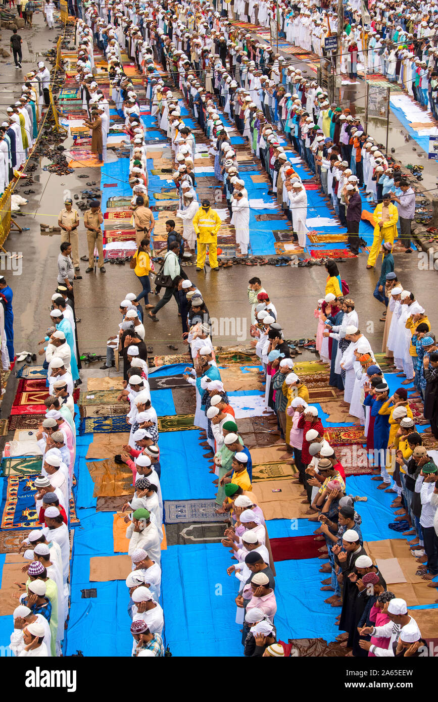 Les musulmans prier, Eid Al Fitr festival, Gare de Bandra, Mumbai, Maharashtra, Inde, Asie Banque D'Images