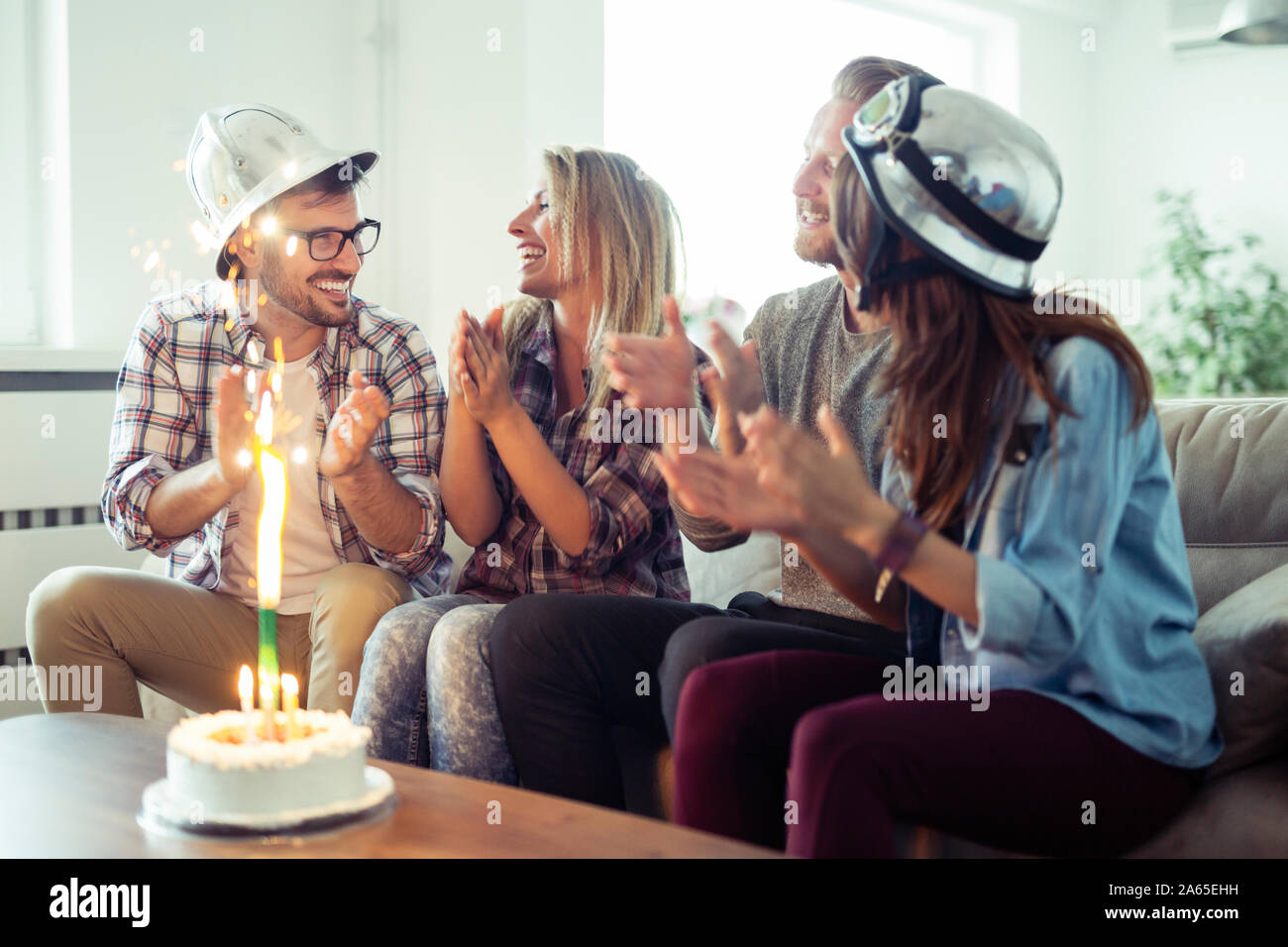 Group of friends celebrating birthday ensemble à la maison Banque D'Images