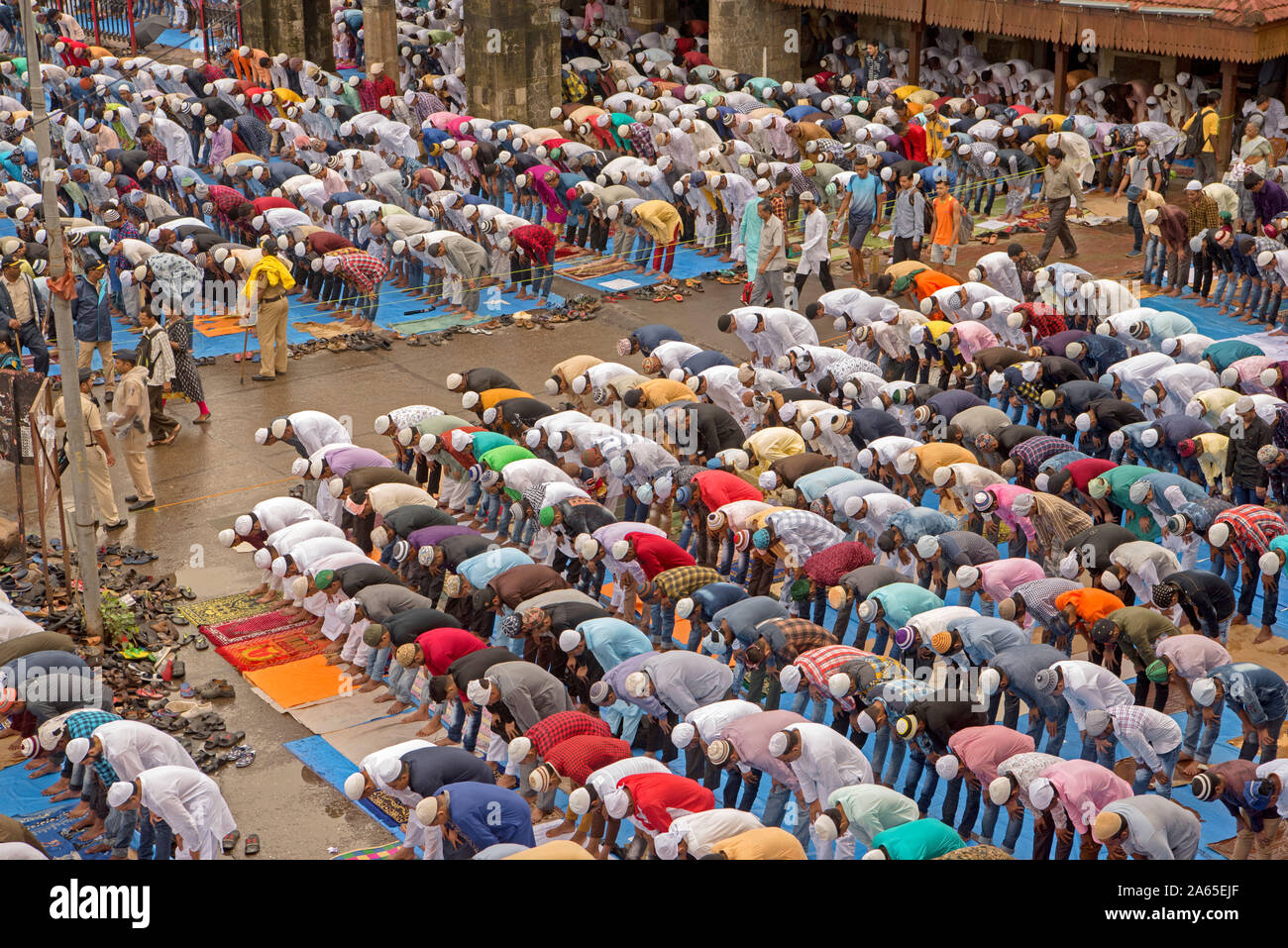 Les musulmans prier, Eid Al Fitr festival, Gare de Bandra, Mumbai, Maharashtra, Inde, Asie Banque D'Images