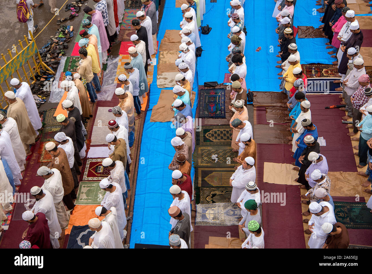 Les musulmans prier, Eid Al Fitr festival, Gare de Bandra, Mumbai, Maharashtra, Inde, Asie Banque D'Images