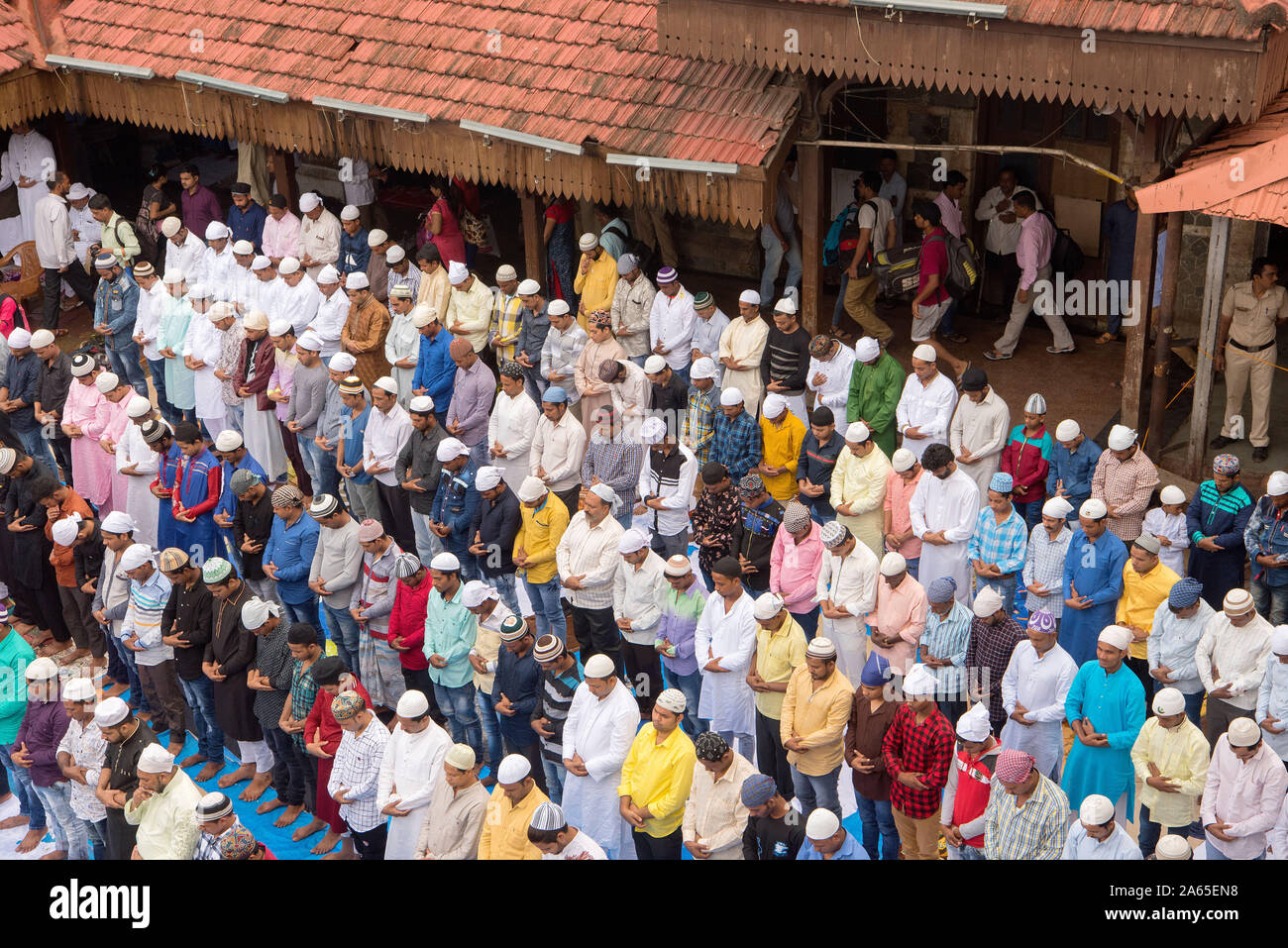 Les musulmans prier, Eid Al Fitr festival, Gare de Bandra, Mumbai, Maharashtra, Inde, Asie Banque D'Images