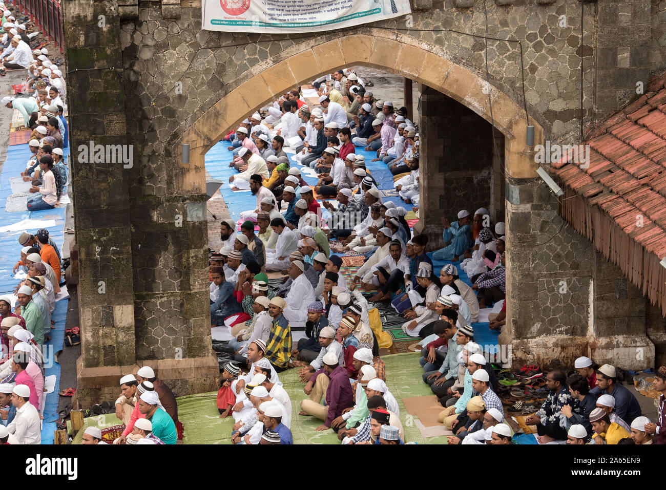 Les musulmans prier, Eid Al Fitr festival, Gare de Bandra, Mumbai, Maharashtra, Inde, Asie Banque D'Images