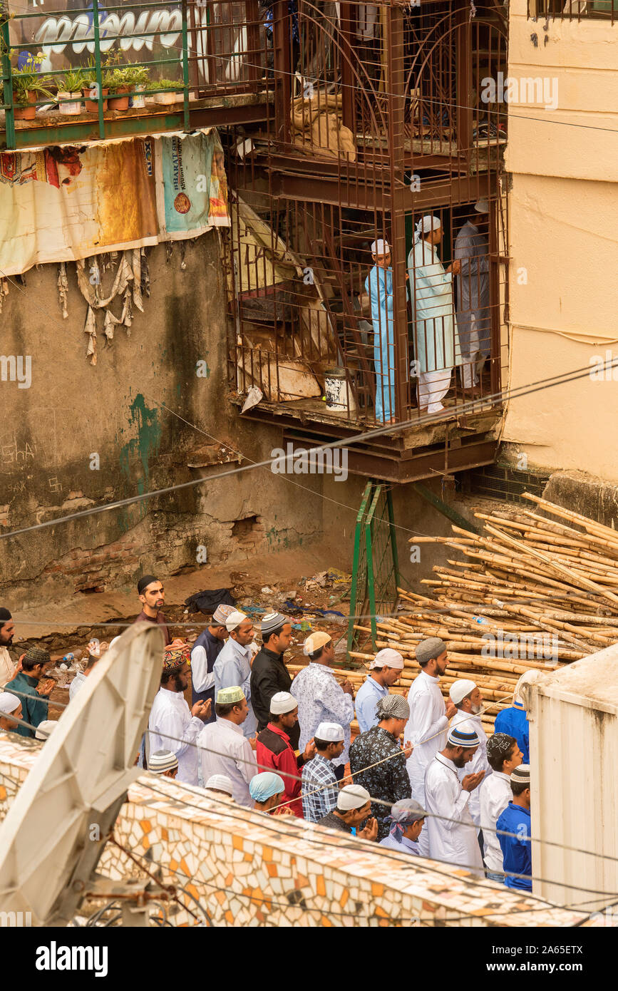 Les musulmans prier, Eid Al Fitr festival, Mumbai, Maharashtra, Inde, Asie Banque D'Images