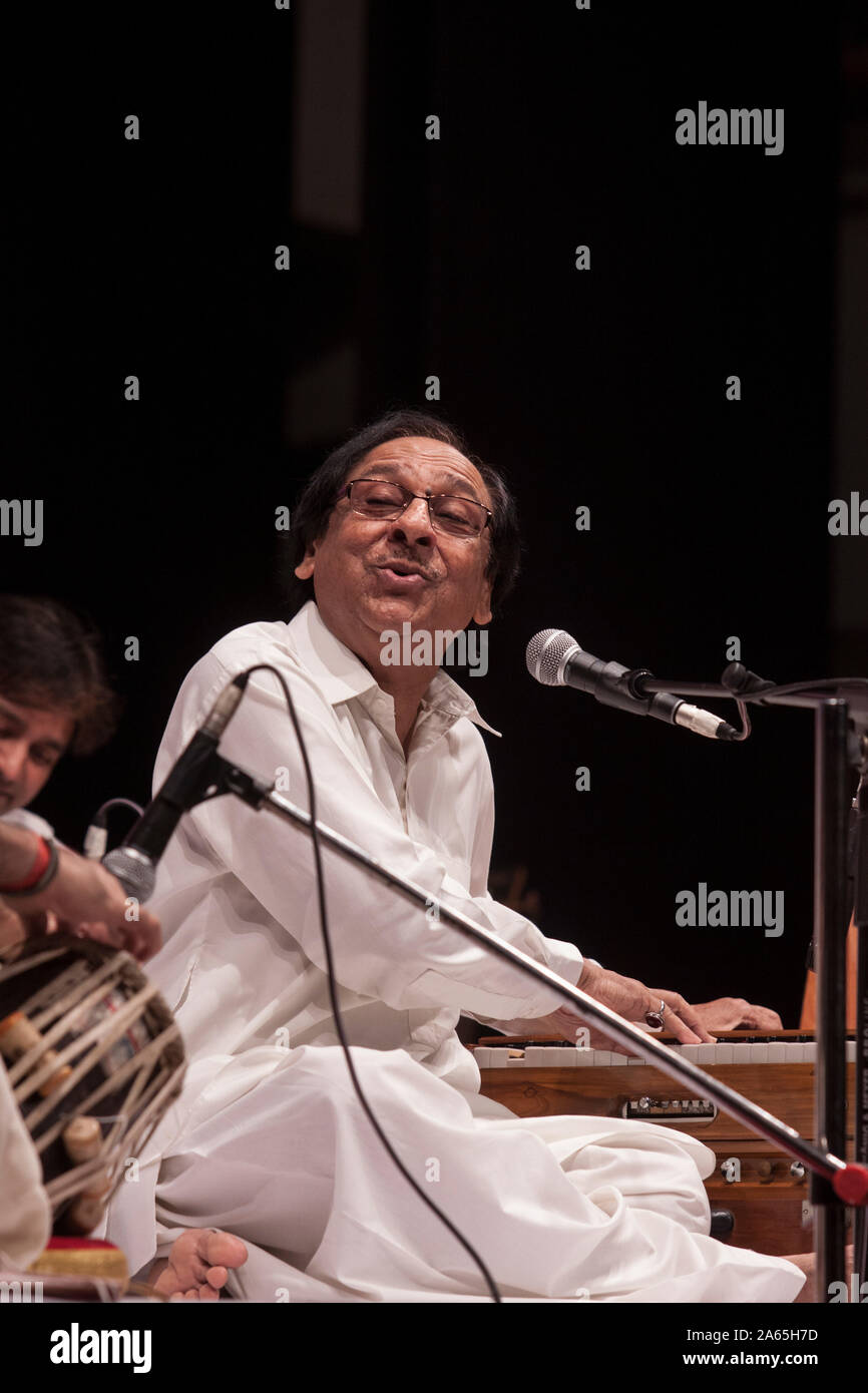 Ustad Ghulam Ali chanteuse pakistanaise ghazal Patiala Gharana chantant à Mumbai Inde Asie Banque D'Images