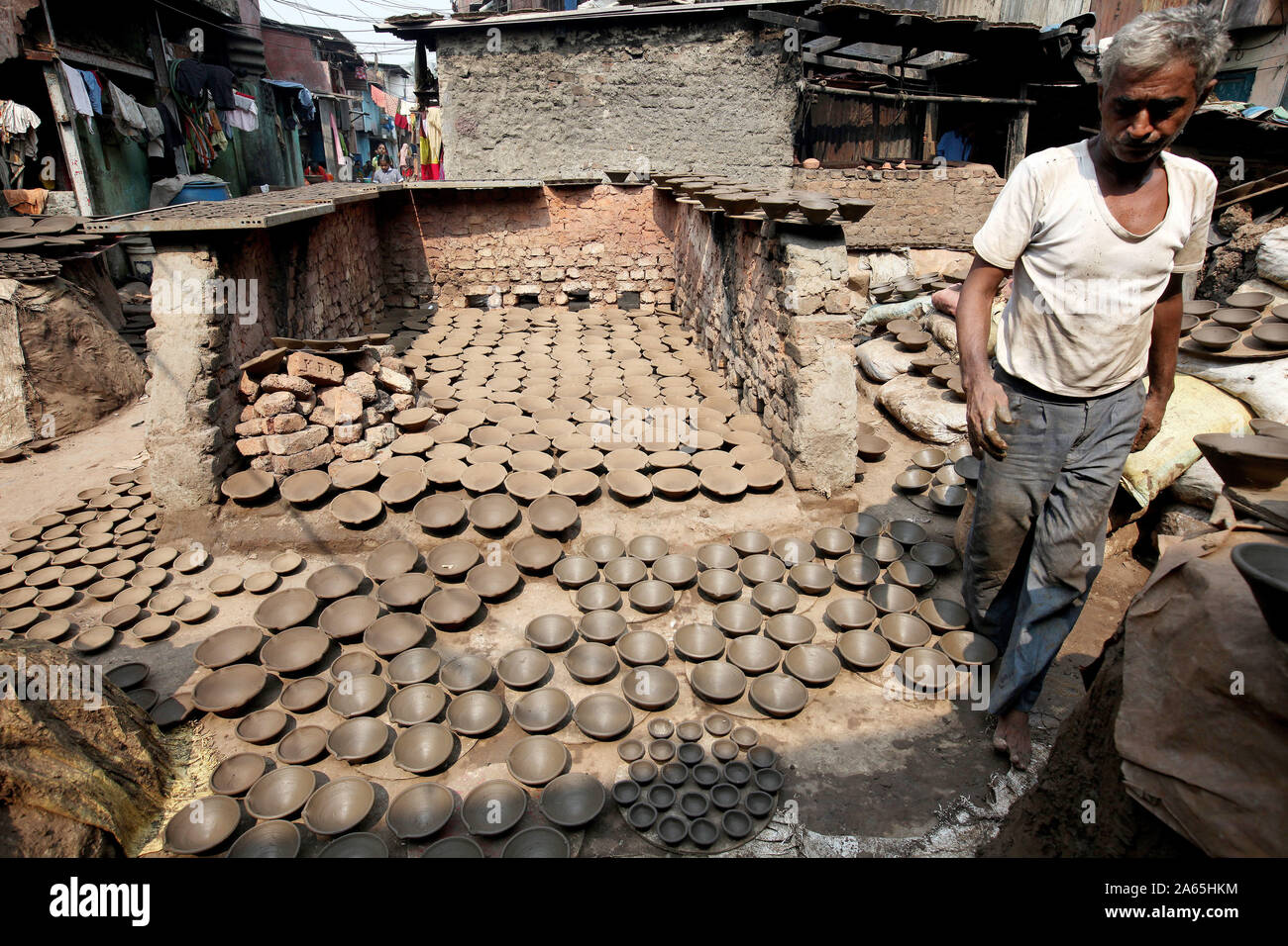 Potter avec Diwali festival pour diyas, Dharavi, Mumbai, Maharashtra, Inde, Asie Banque D'Images