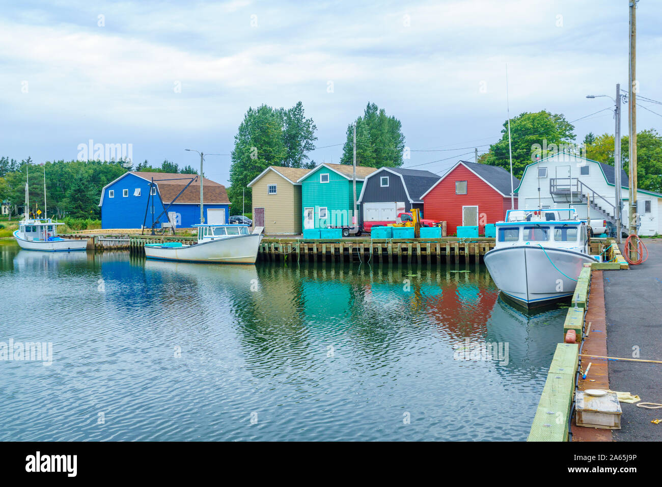 Vue du quai, des bateaux de pêche et ses maisons colorées, à Kensington, Prince Edward Island, Canada Banque D'Images