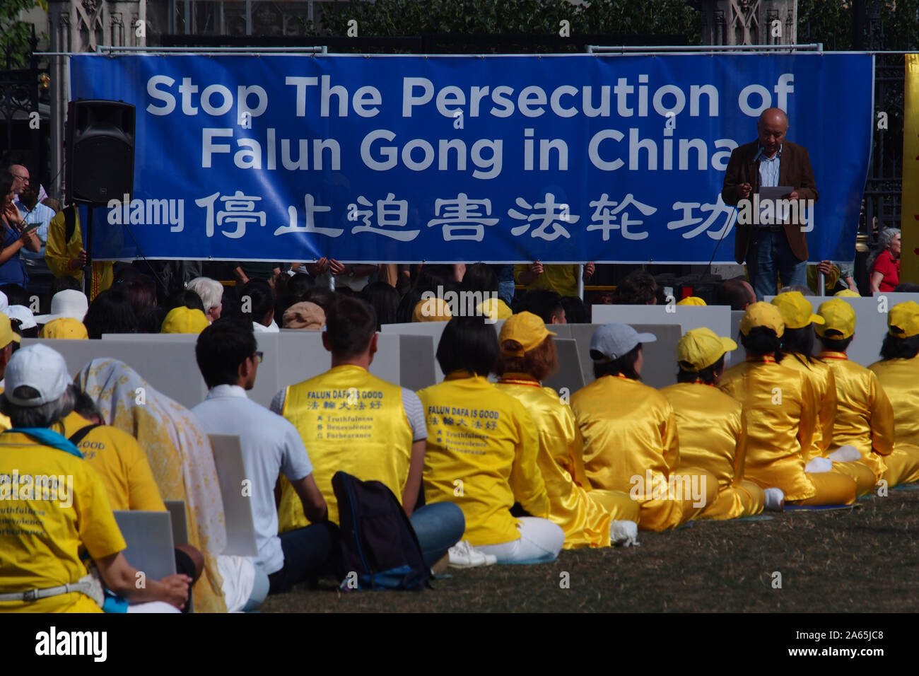Un grand groupe de Chinois tenant une protestation pacifique à propos de la persécution de la secte Falon Gong la protestation est en place du Parlement, Londres Banque D'Images