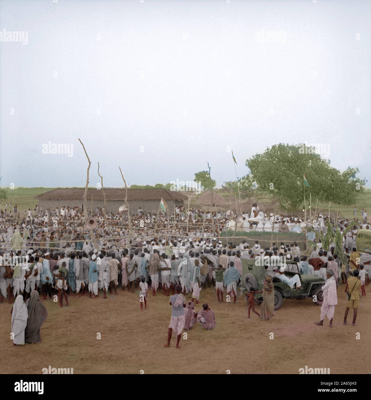 Mahatma Gandhi avec Abdul Ghaffar Khan rencontre des gens au cours de la paix, du Bihar, Inde, Mars 1947 Banque D'Images