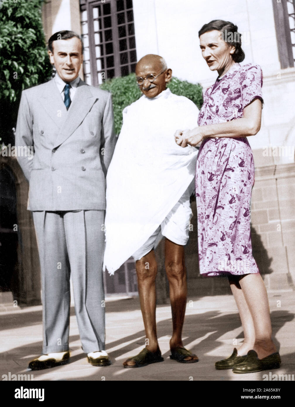 Mahatma Gandhi avec Lord et Lady Mountbatten, New Delhi, Inde, Asie, 2 avril 1947 Banque D'Images