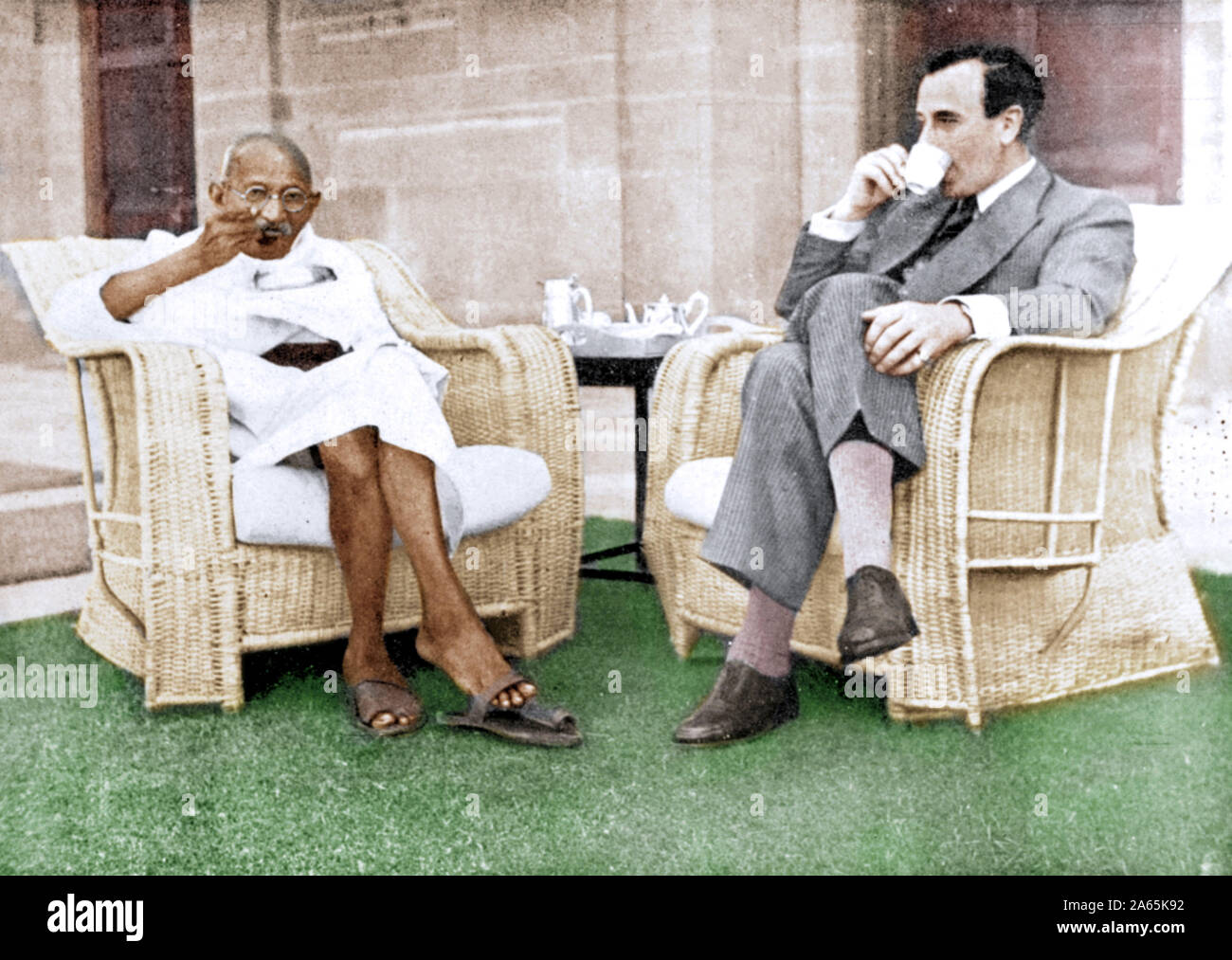 Mahatma Gandhi de manger et vice-roi Lord Mountbatten boire le thé, Delhi, Inde, le 1 avril, 1947 Banque D'Images