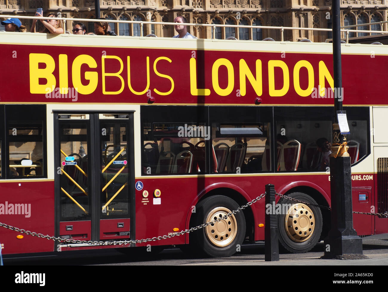 Une vue en gros plan d'un bus à toit ouvert sur une excursion autour de Londres en passant devant les Chambres du Parlement, Westminster, Londres, avec les passagers Banque D'Images