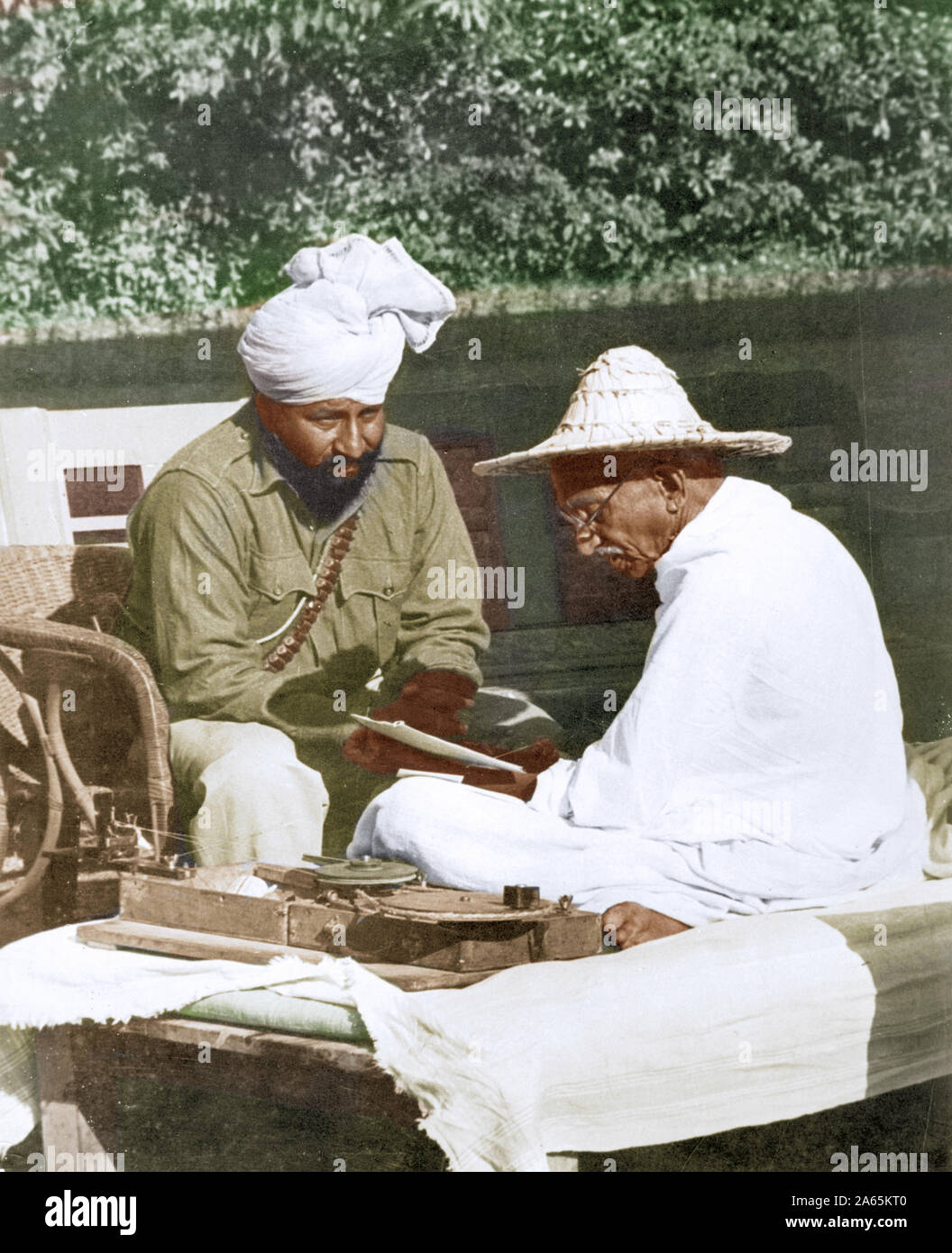 Mahatma Gandhi parle avec soldat dans jardin de la Birla House, New Delhi, Inde, novembre 1947 Banque D'Images