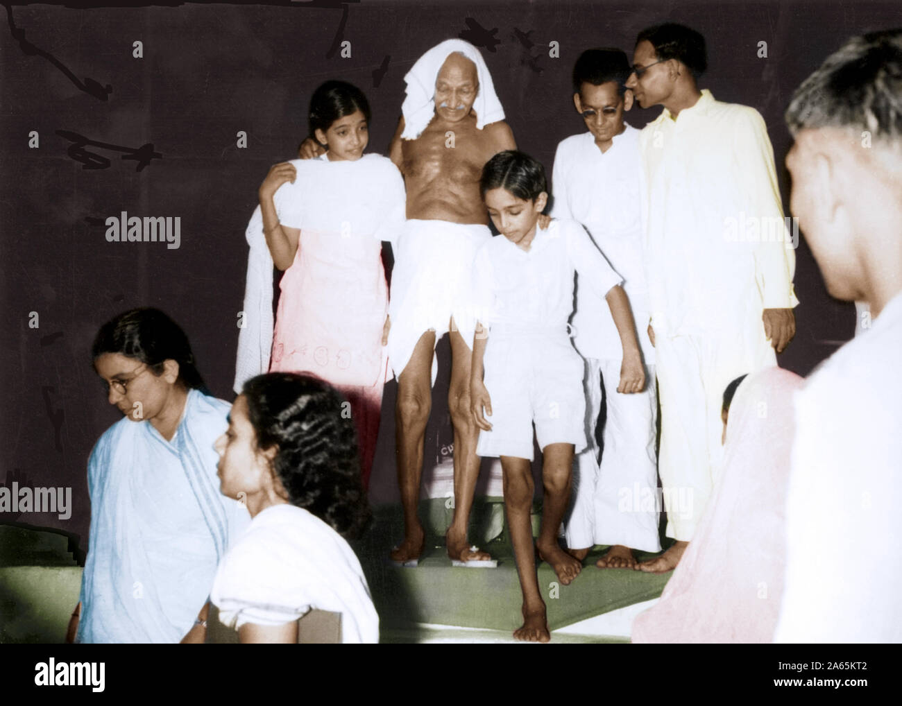 Mahatma Gandhi avec Tara balade à la prière réunion, New Delhi, Inde, Asie, 1947 Banque D'Images