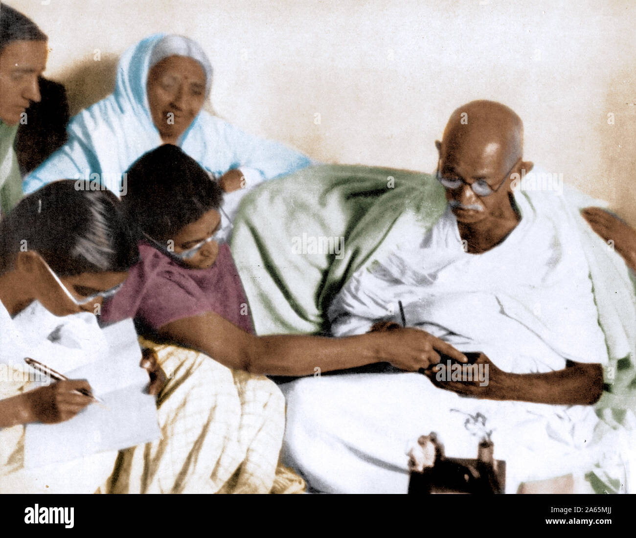 Mahatma Gandhi écrit premier message après la fin dernière, New Delhi, Inde, le 18 janvier 1947 Banque D'Images