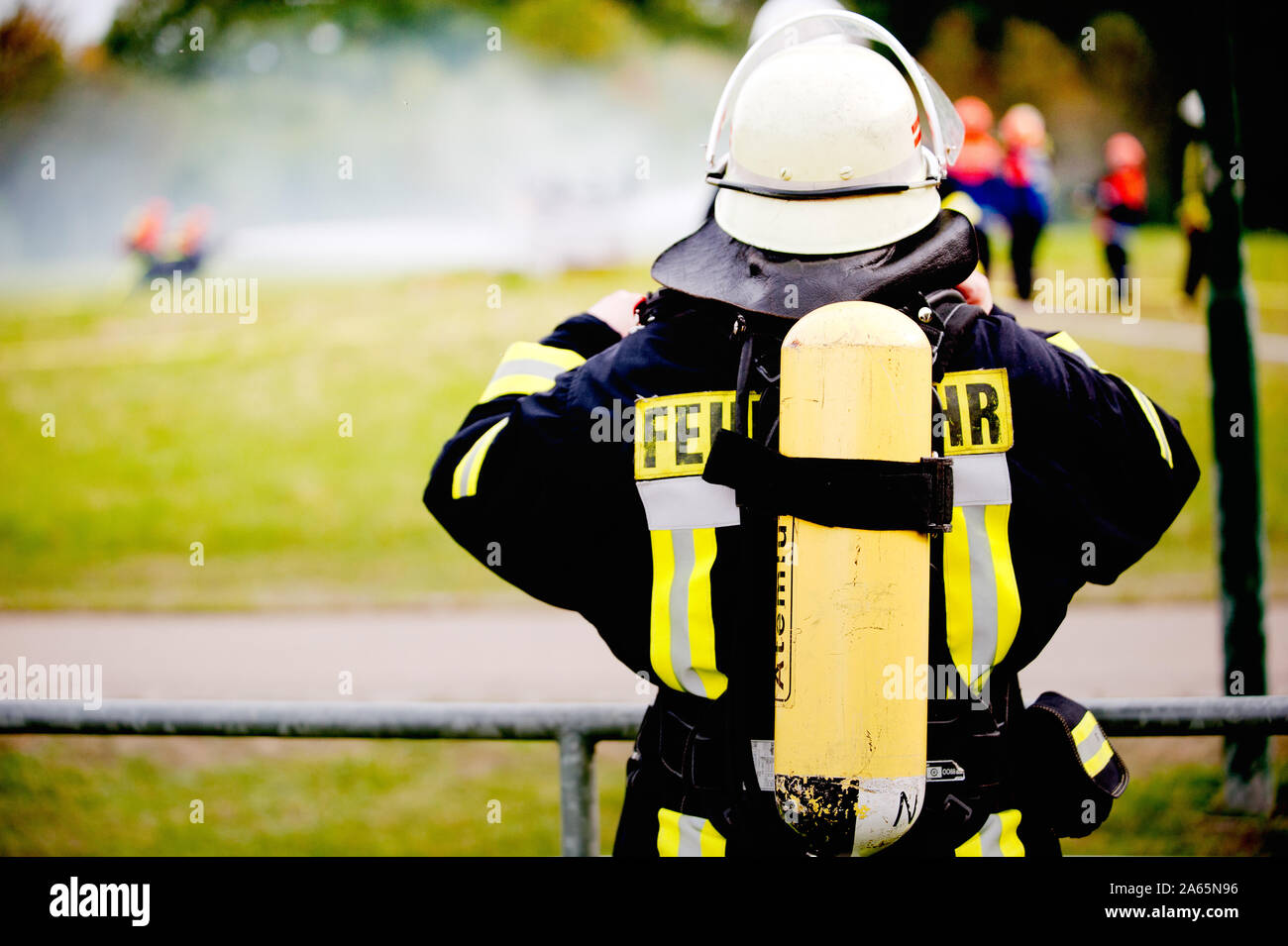 Allemagne, Niederstetten, Baden Wurtemberg. Septembre 2019. Pompier en uniforme d'un retour. Banque D'Images