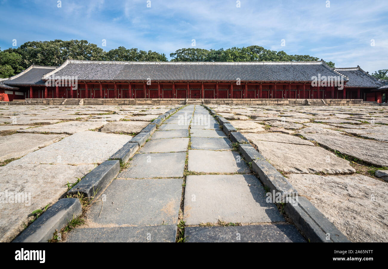 Sanctuaire de Jongmyo hall principal ou Jeongjeon avec vue grand angle place pavée à Séoul en Corée du Sud Banque D'Images
