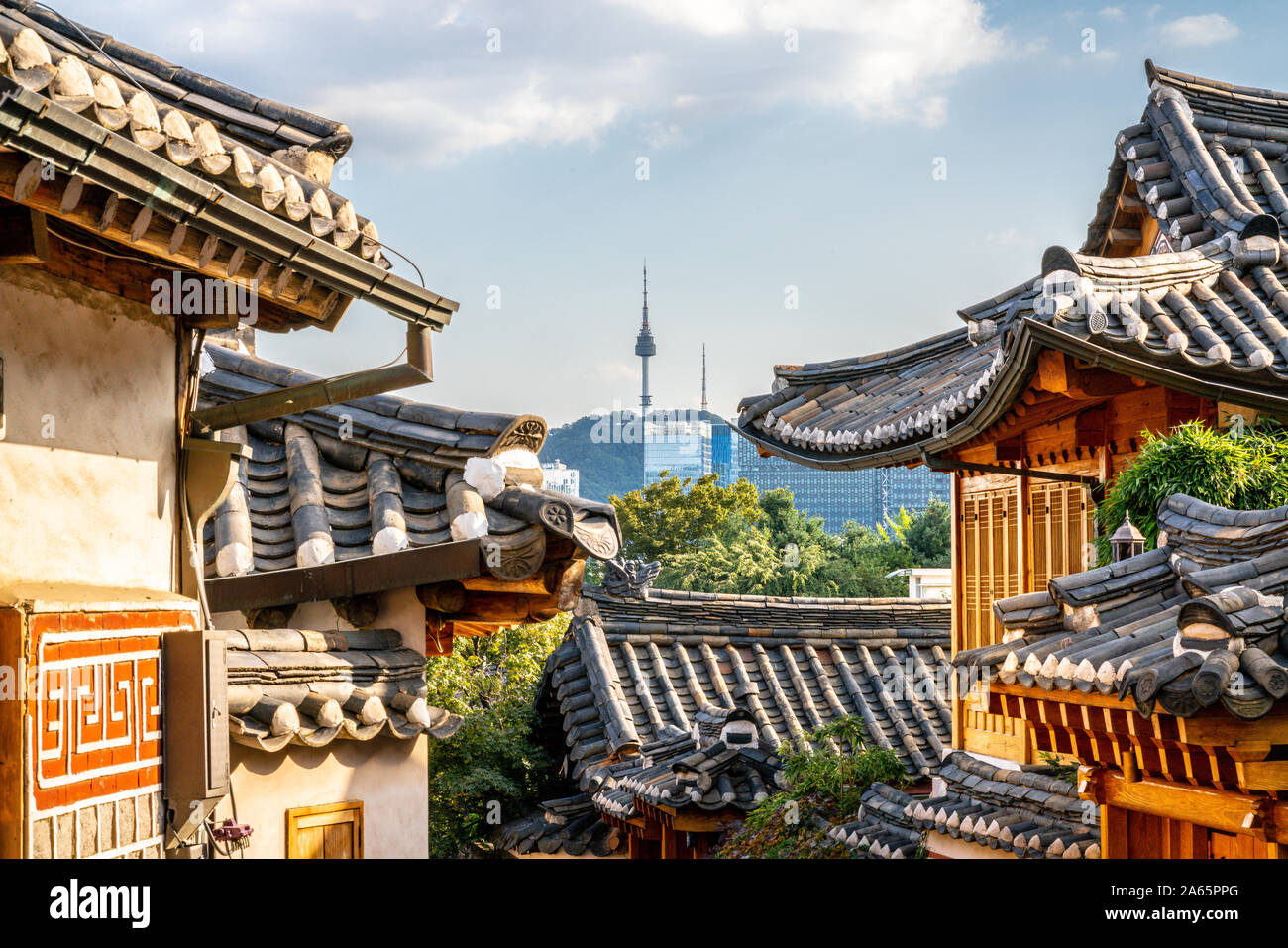 Le village de Bukchon Hanok à Séoul avec vue sur les toits des maisons traditionnelles et la tour dans la distance à Séoul en Corée du Sud Banque D'Images