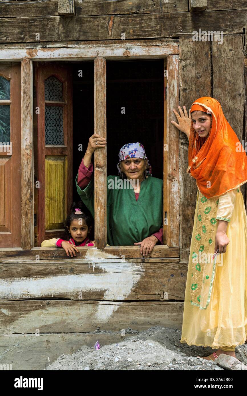 Les femmes cachemiries trois générations, Dawar, Gurez Bandipora, village, Cachemire, Inde, Asie Banque D'Images