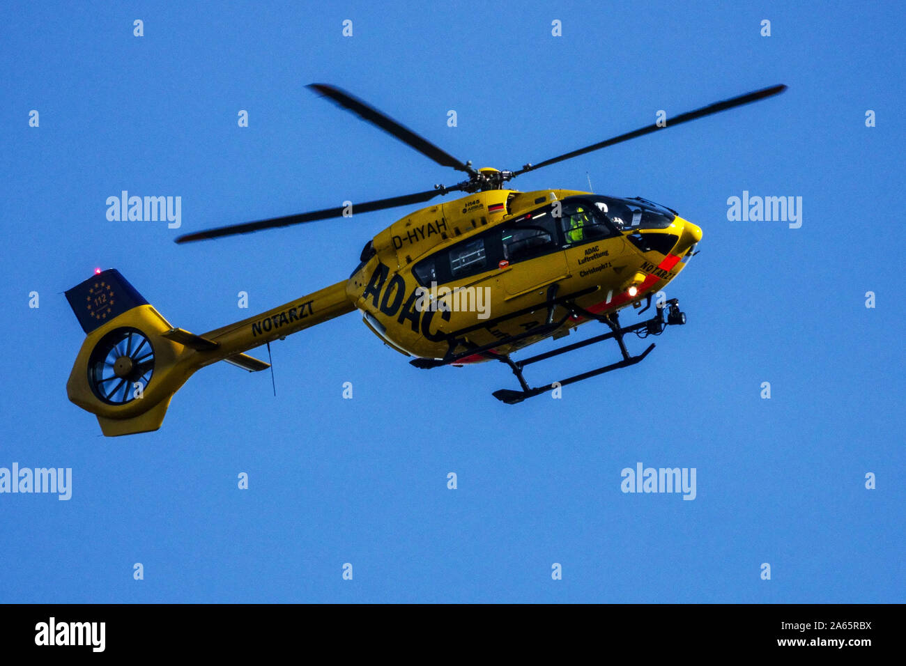 ADAC hélicoptère Air Rescue Allemagne hélicoptère en vol Banque D'Images