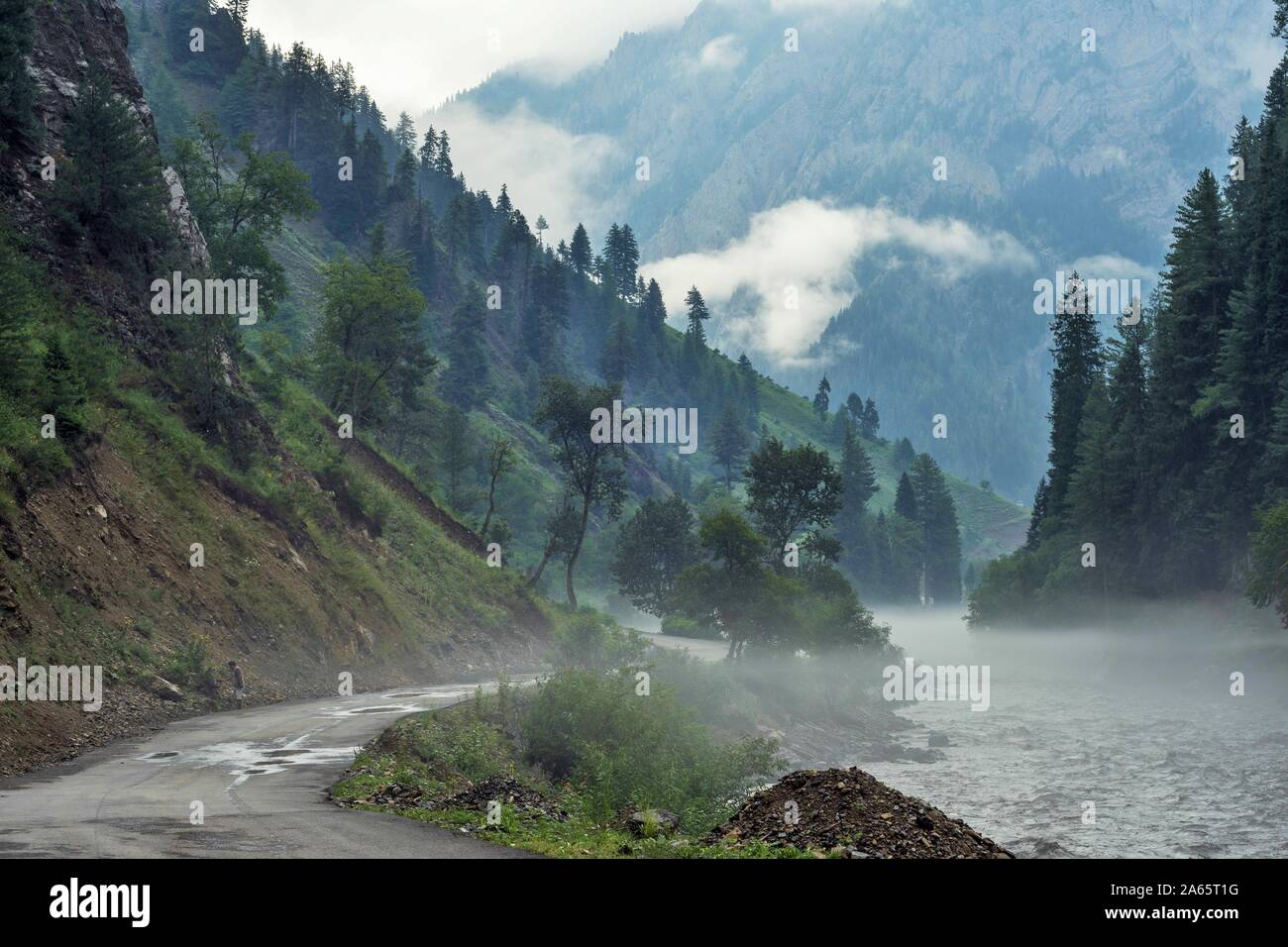 Route et rivière Kishanganga, vallée du Gurez, Cachemire, territoire de l'Union, UT, Inde, Asie Banque D'Images