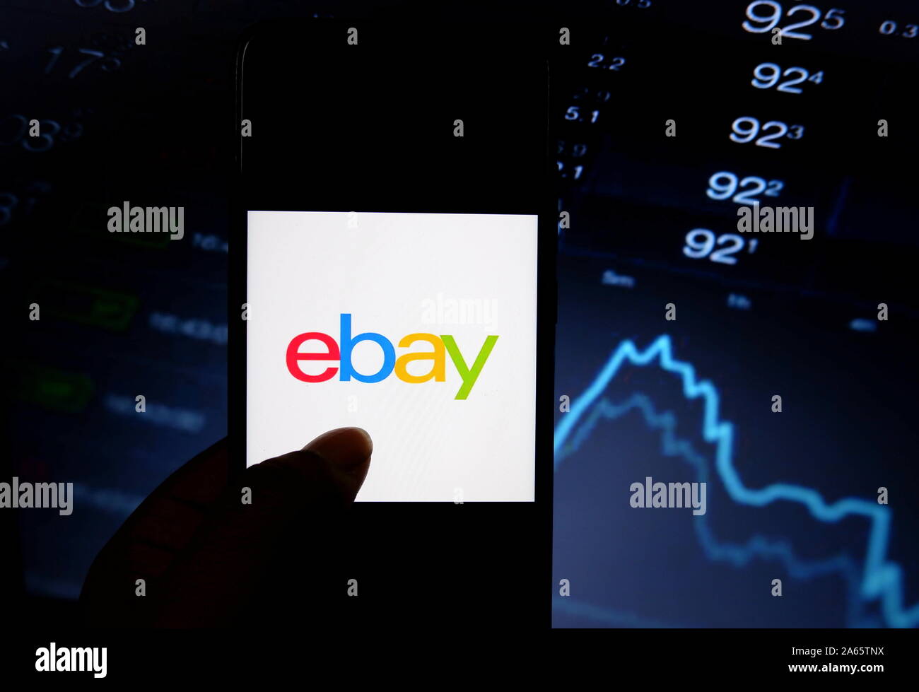 Sur cette photo, l'illustration a populaires B2C (Business to Consumer) site e-commerce eBay logo affiché sur un smartphone. Banque D'Images