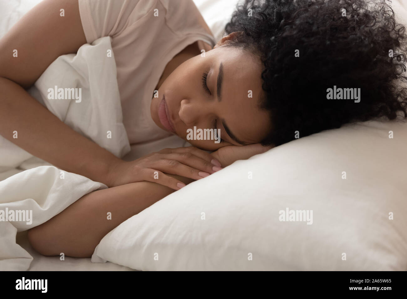 Fatigué femme noire se détendre Dormir dans un lit confortable Banque D'Images