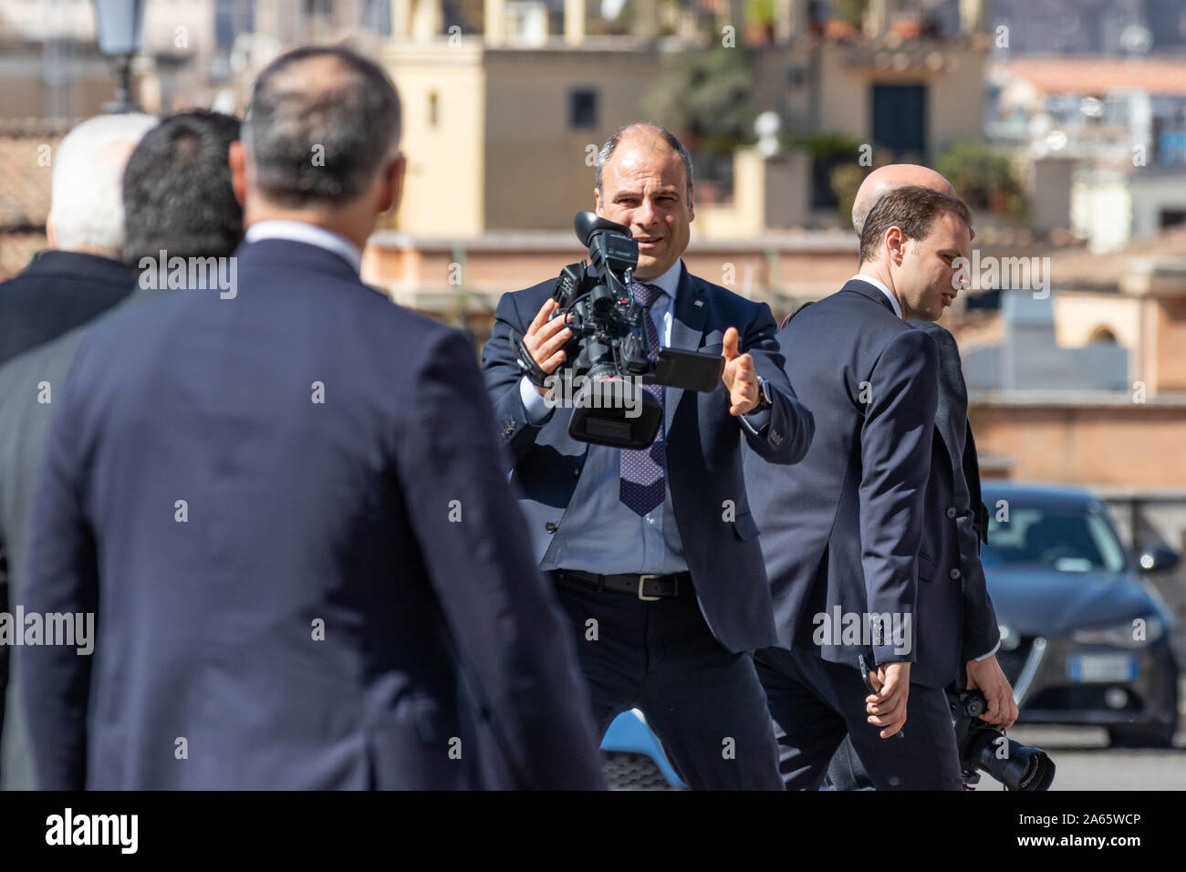 En 2019, Rome, Italie, 21 mars. National News caméra homme Président Sergio Mattarella suivantes lors d'un événement diplomatique. La lumière du jour, la photographie de rue Banque D'Images