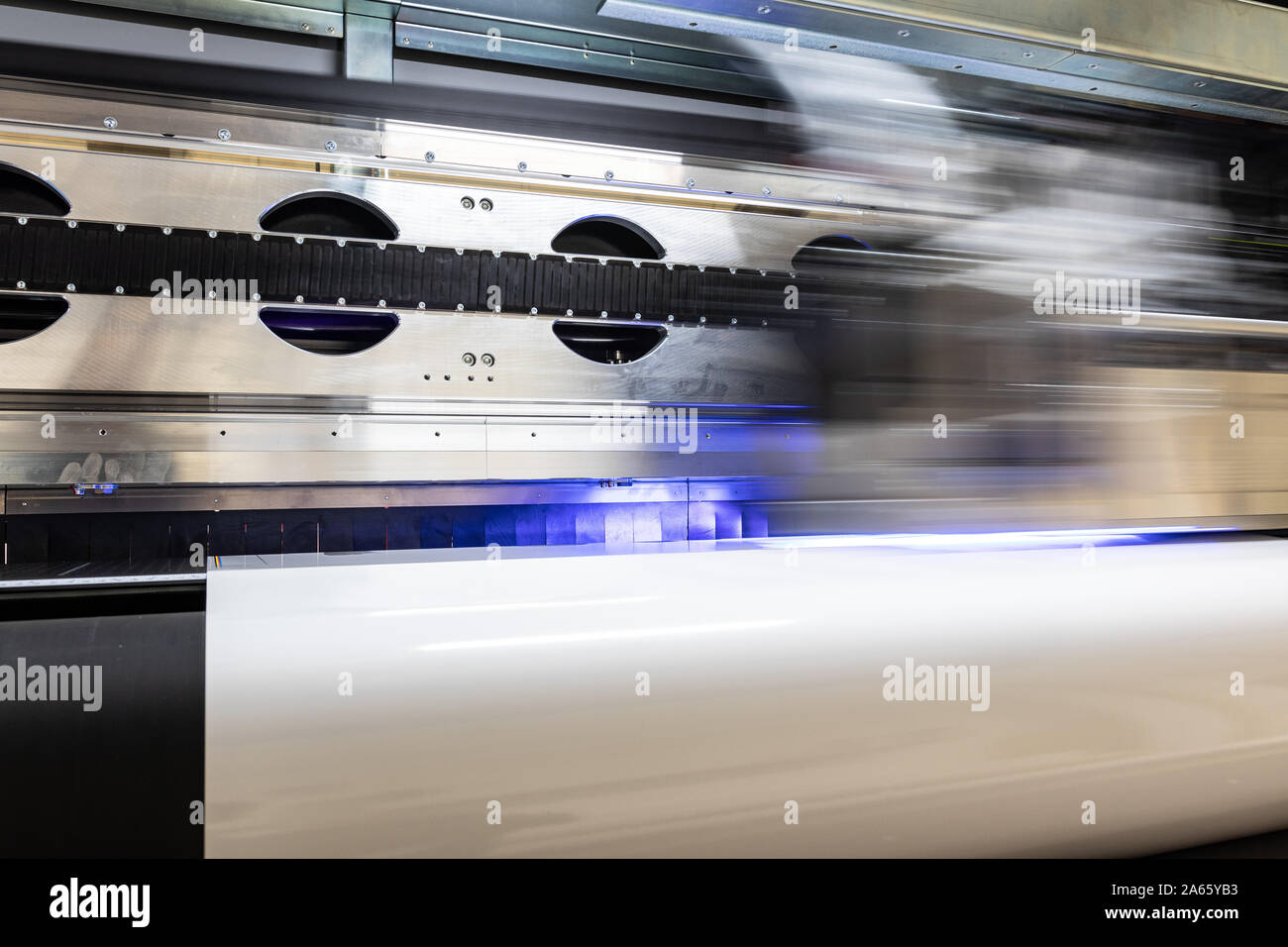 Détails d'un déménagement tête d'impression. Machines massives. Facilité d'impression professionnelle, gros rouleaux de vinyle, prête à l'exportation. Brillant, mat, thème écologique. Banque D'Images