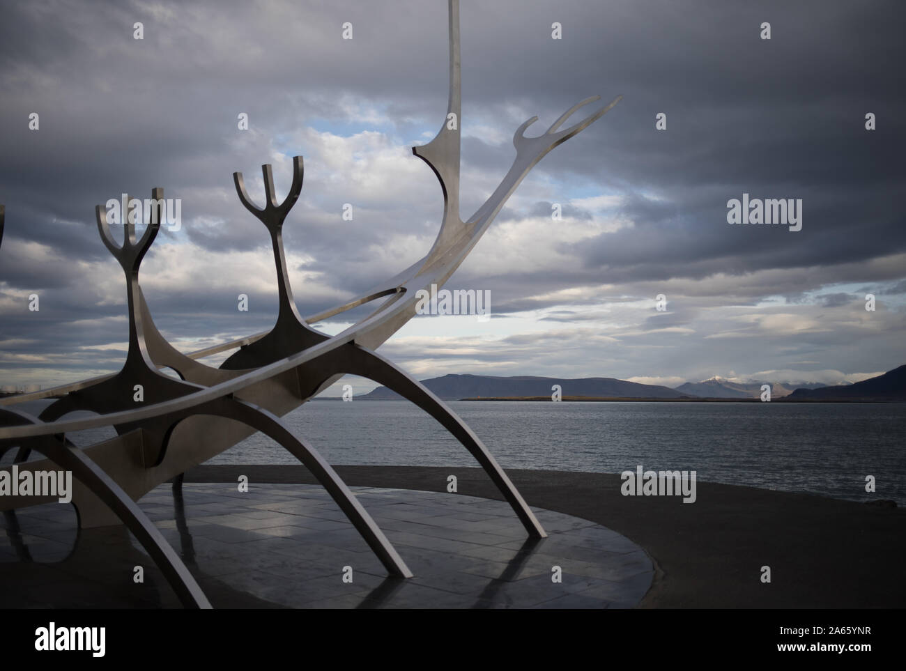 Le soleil Voyager est une sculpture d'un dreamboat, par Jón Gunnar Árnason, debout sur le bord de l'eau à Reykjavik, Islande, 11 octobre 2019. Banque D'Images