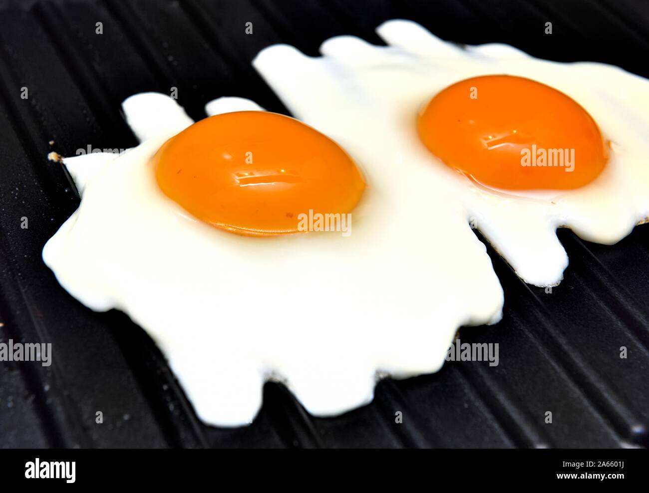 Deux œufs sur une crêpière pan Banque D'Images