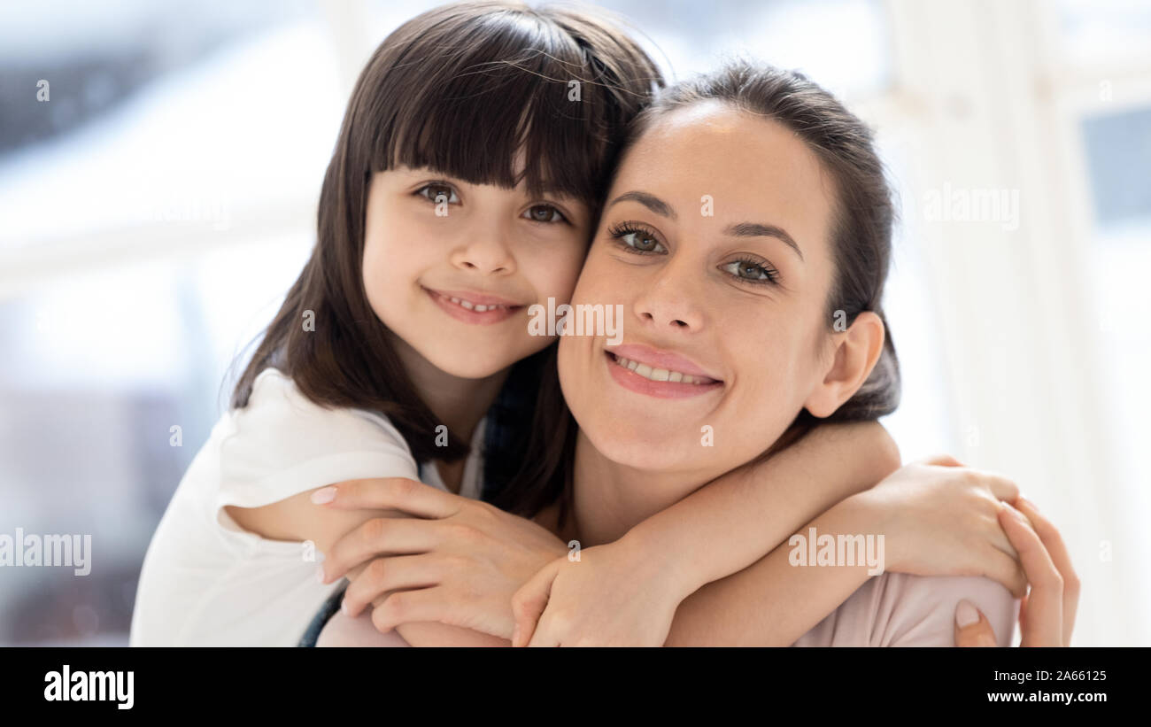 Close up portrait portrait jeune fille heureuse maman embrassant. Banque D'Images