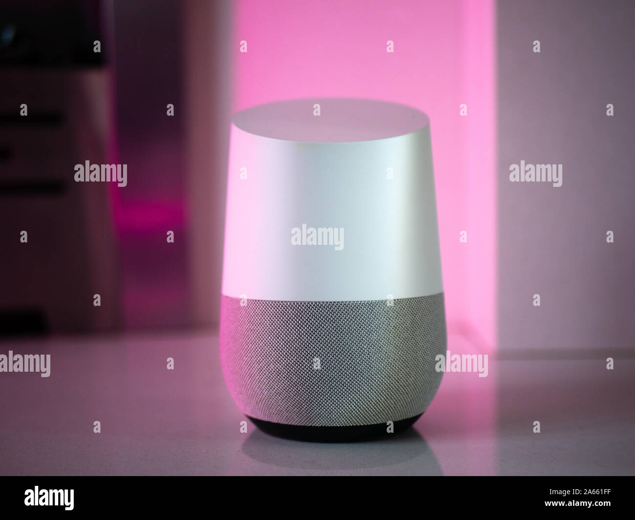 Smart home le président sous-périphérique dans le foyer avec un éclairage d'ambiance LED couleur - rose Banque D'Images