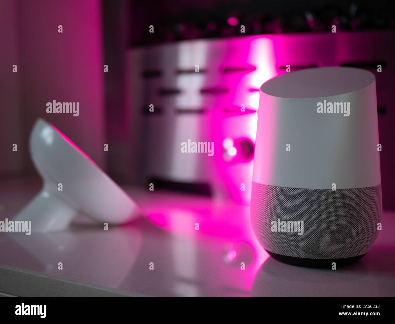 Le président accueil smart device éclairé avec lumière LED à changement de couleur - rose Banque D'Images