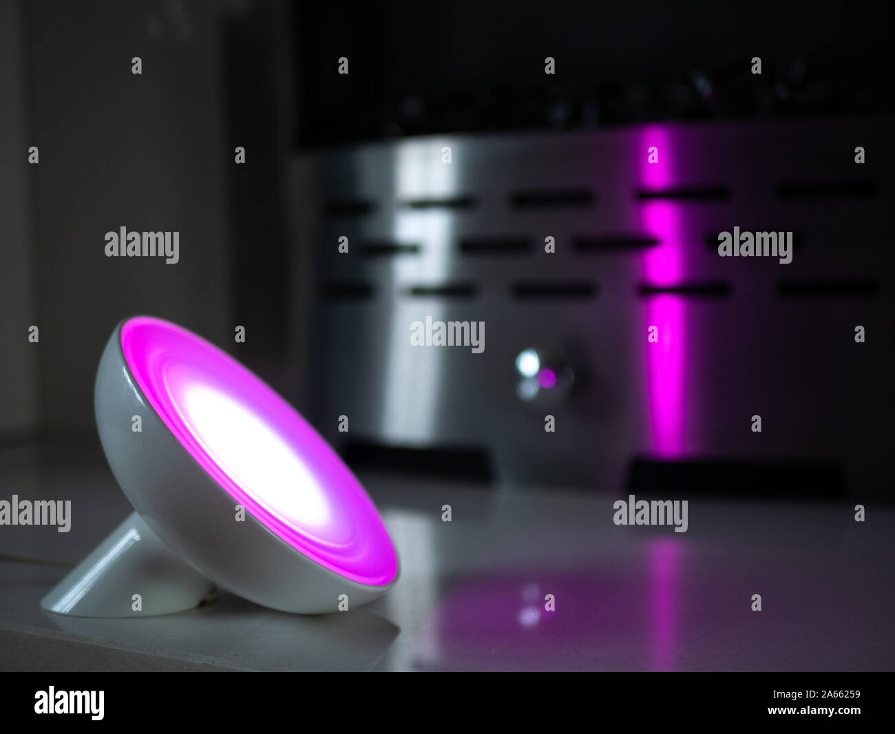Smart home lampe lumière à DEL de couleur sur la cheminée - rose Banque D'Images