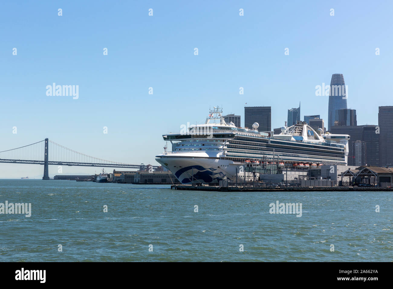SAN FRANCISCO, USA - 2 octobre 2019 : La Star Princess bateau de croisière amarré dans le port de San Francisco avec l'horizon de la ville et le pont de la Baie derrière. Banque D'Images