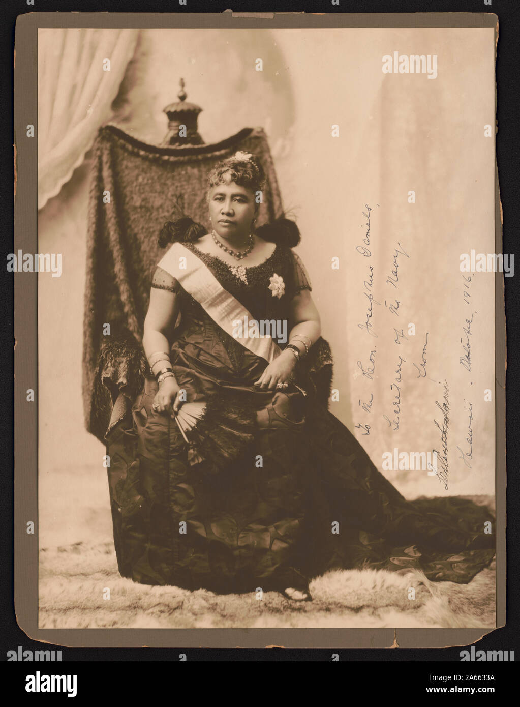Photographie signée de Liliuokalani, le dernier souverain du royaume d'Hawaï. Argentique, sépia ; planche 38 x 29 cm. Notation sur recto : à l'honorable Josephus Daniels, le secrétaire à la Marine, de Liliuokalani, New York, octobre 1916. ; Banque D'Images