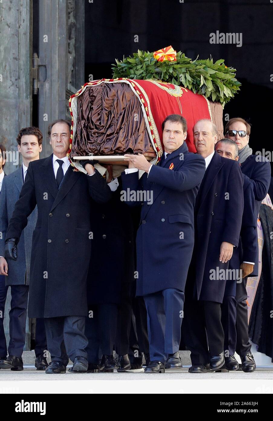 Madrid, Madrid, Espagne. 24 Oct, 2019. La famille du dictateur s'occupe de l'exhumation du corps de Francisco Franco à la basilique catholique de la Vallée des morts le 24 octobre 2019 à San Lorenzo de El Escoria, Espagne .Le corps du dictateur le général Francisco Franco a été exhumée du mausolée grandiose à la vallée des morts avant d'être transféré à cemeteryof Mingorrubio dans un Panthéon à côté de la dépouille de son épouse, Carmen Polo. Crédit : Jack Abuin/ZUMA/Alamy Fil Live News Banque D'Images