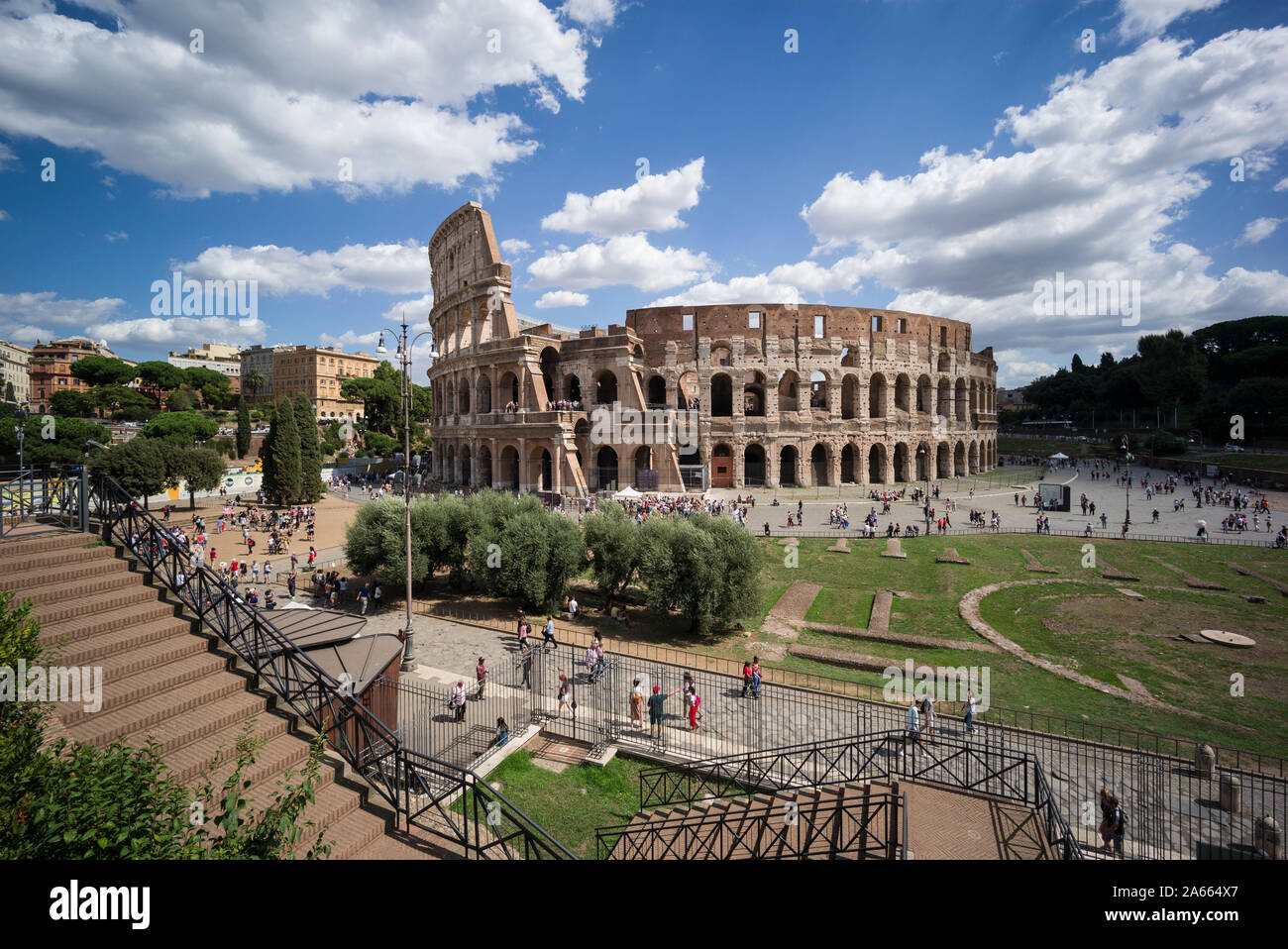 Rome. L'Italie. Vue de l'amphithéâtre Flavien (Colisée), 70-80 AD, la Piazza del Colosseo. Banque D'Images
