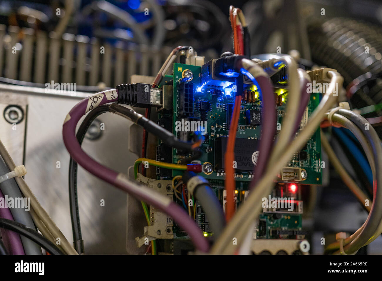 Processus d'impression assistée par ordinateur, la technologie avancée dans la presse et l'édition, le tracé de dernière génération des machines robotisées pour le journal. Banque D'Images