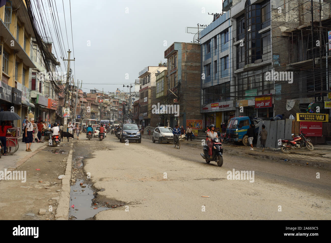 Boudha Road est une route mal entretenue dans le centre de Katmandou, Népal. Il est souvent poussiéreux par temps sec et inondé par temps humide. Banque D'Images