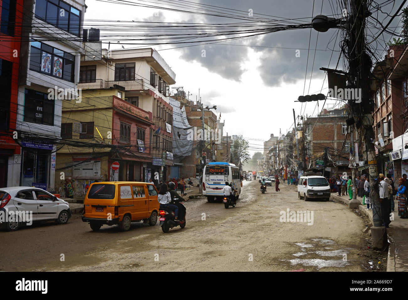 Boudha Road est une route mal entretenue dans le centre de Katmandou, Népal. Il est souvent poussiéreux par temps sec et inondé par temps humide. Banque D'Images