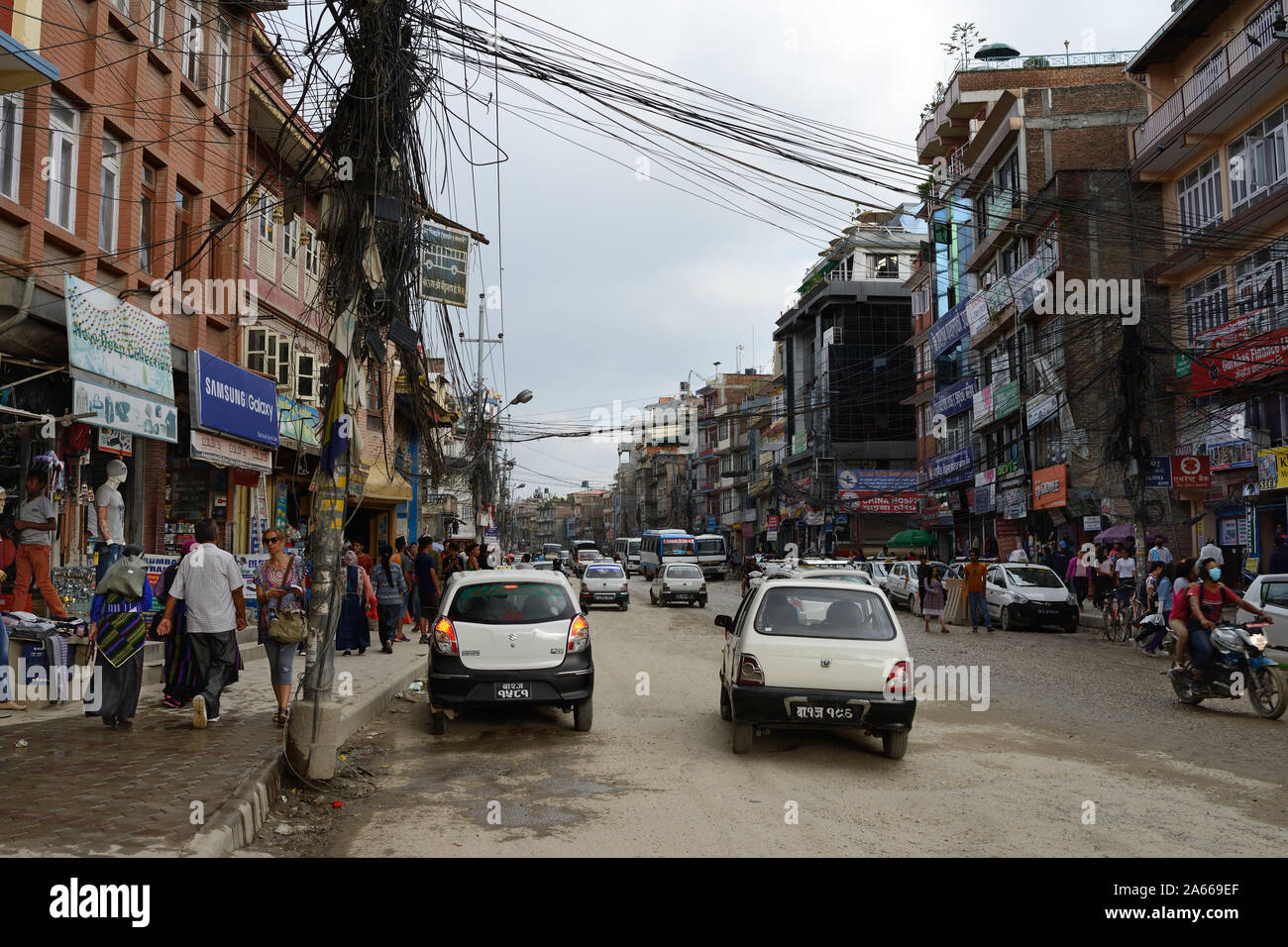 Boudha Road est une route mal entretenue dans le centre de Katmandou, Népal. Il est souvent poussiéreux par temps sec et inondé par temps humide. Banque D'Images