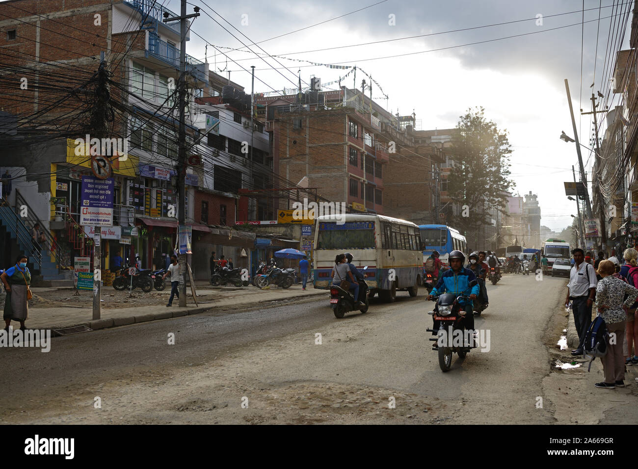 Boudha Road est une route mal entretenue dans le centre de Katmandou, Népal. Il est souvent poussiéreux par temps sec et inondé par temps humide. Banque D'Images