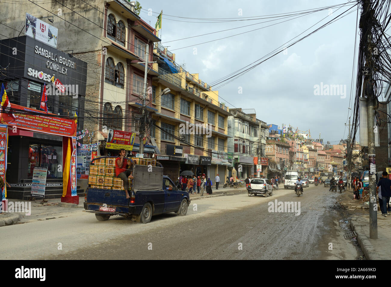Boudha Road est une route mal entretenue dans le centre de Katmandou, Népal. Il est souvent poussiéreux par temps sec et inondé par temps humide. Banque D'Images
