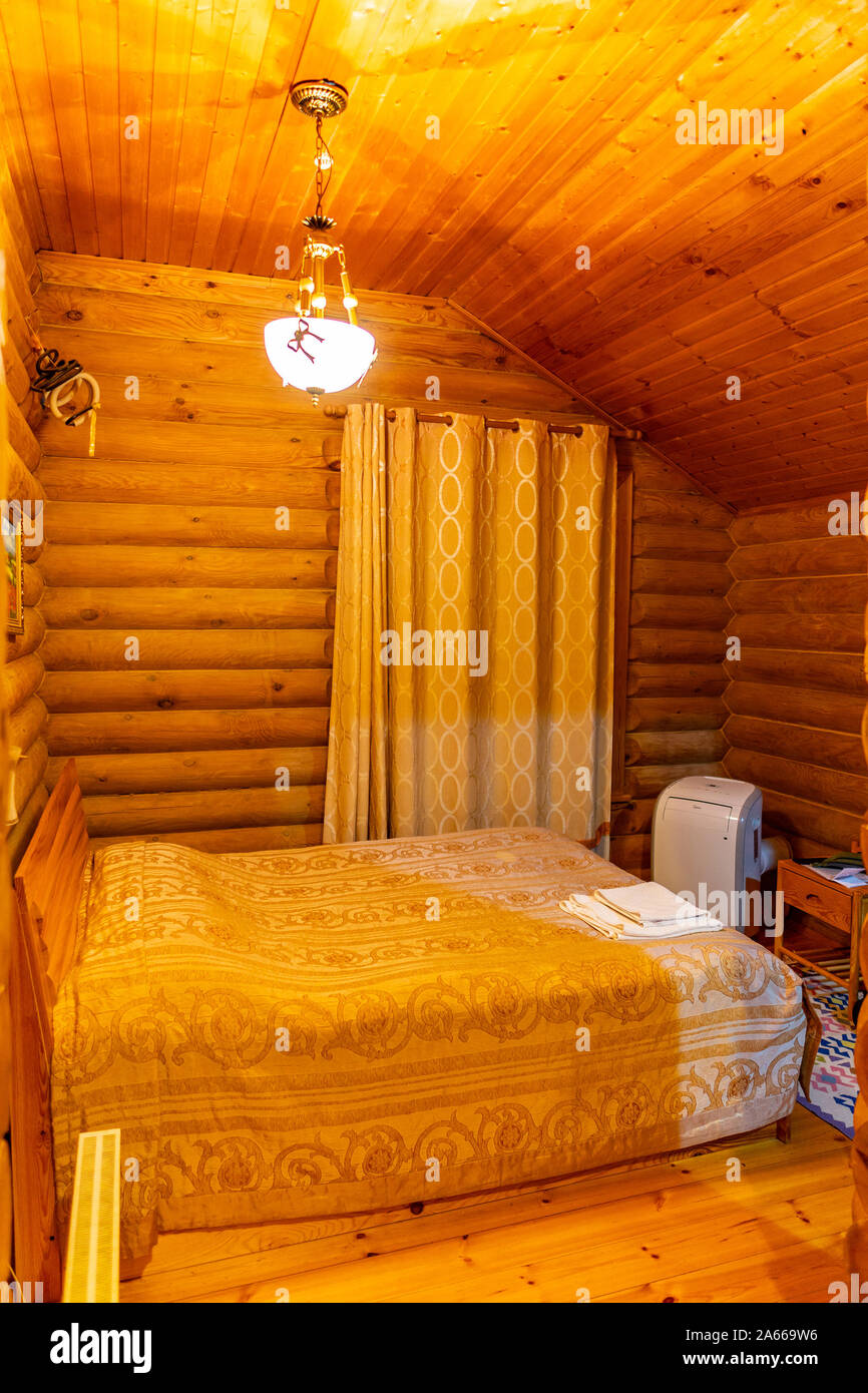 Hôtel Simple Chambre avec rideau de couleur orange , et de murs en bois Banque D'Images