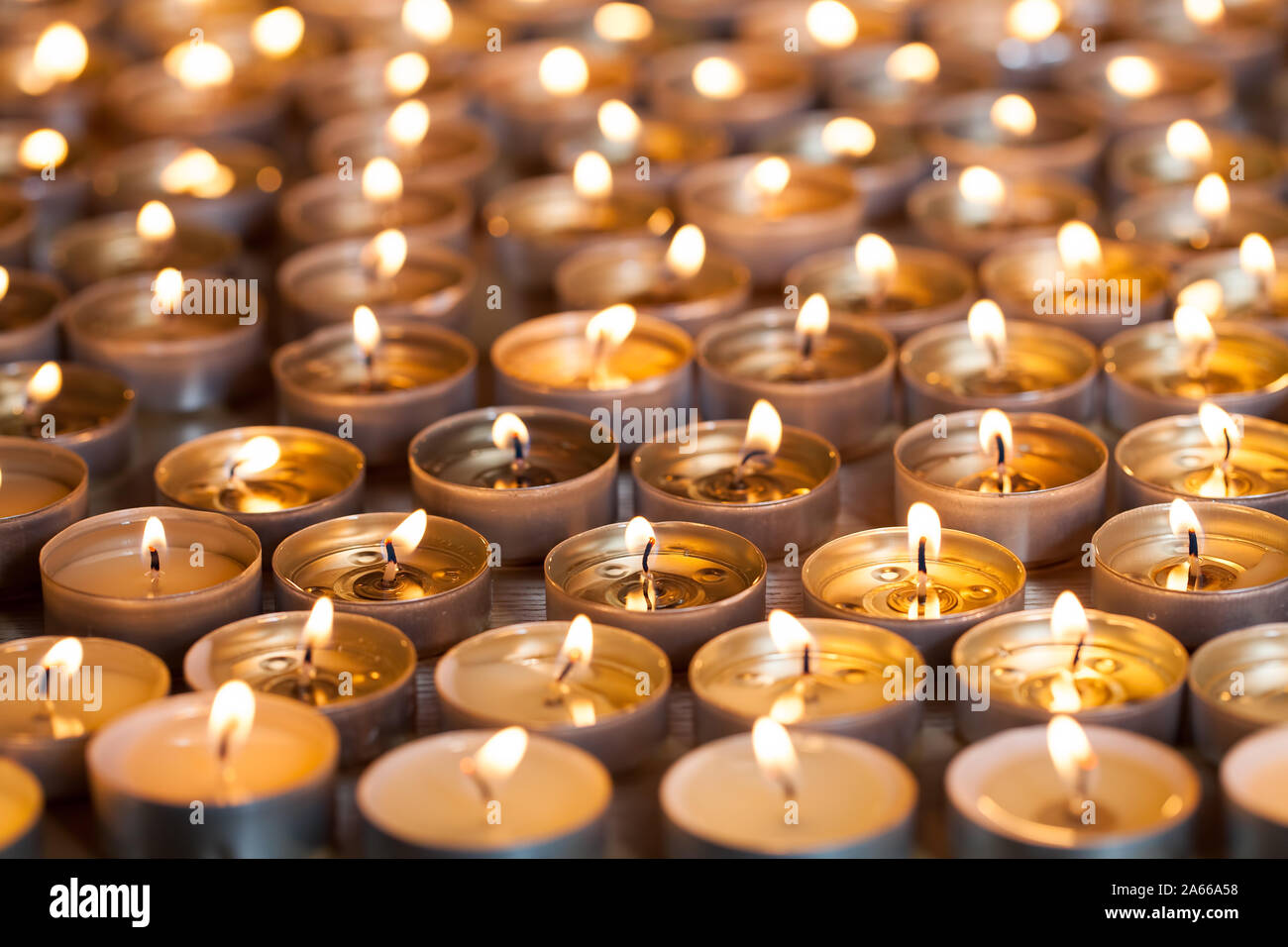 Burning tealight candles close-up. De nombreux allumés lumignon flammes se propagent pour Diwali. Belle décoration de table pour la fête hindoue des lumières ou pour Chr Banque D'Images