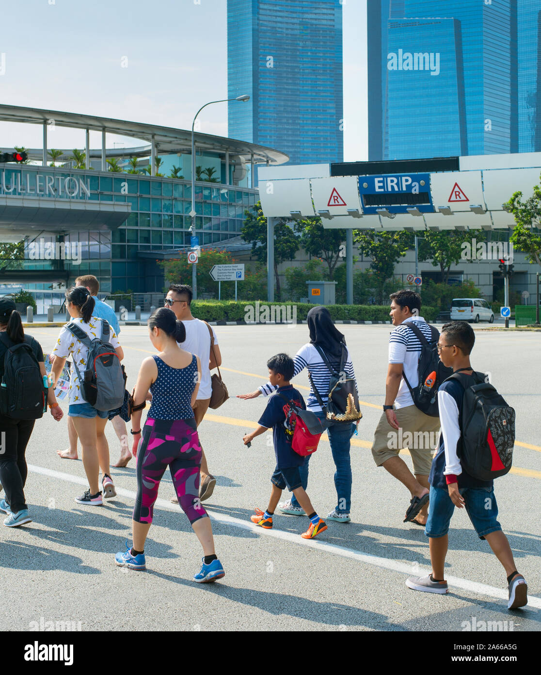 Singapour - 15 janvier 2017 : Les personnes qui traversent la route à Singapour. Singapour est un commerce mondial, la finance et le transport hub Banque D'Images