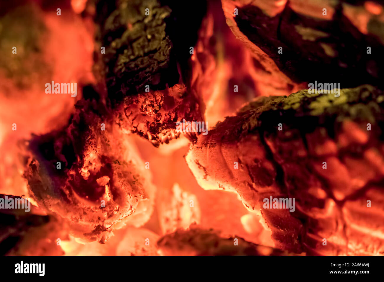 Taxe sur les émissions de carbone. Brûler du bois braises dans close-up. Abstract background image d'un feu de bois accueil incendie. Banque D'Images